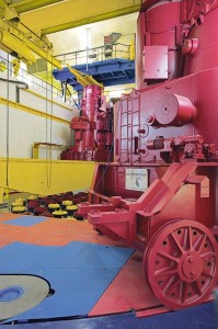 Centrale de Chinon A1, berceau du nucléaire civil. Au sommet du réacteur, les dispositifs de renouvellement de l'uranium et des 60 barres de contrôle.