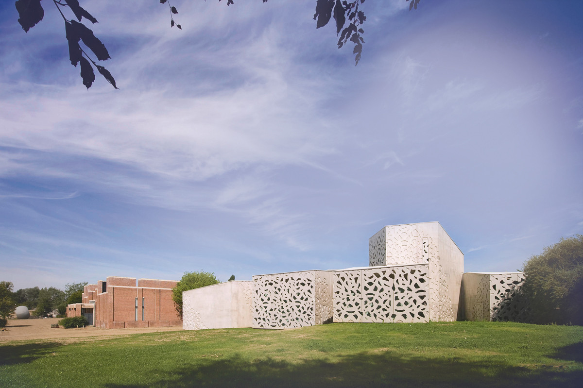 Vue extérieure de l’extension du LaM – Lille Métropole Musée d’art moderne, d’art contemporain et d’art brut Villeneuve d’Ascq (France), réalisée par l’architecte Manuelle Gautrand.