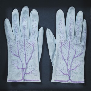 Meret Oppenheim, Gants (paire) / Handschuhe (Paar), 1985 (1942-45). Daim de chèvre
sérigraphié ; 150 ex. + 12 H.C. ; édition Parkett n° 4 ; 22 x 8,5 cm. Courtesy Galerie Levy,
Hambourg. Photo : Dirk Masbaum. © Adagp Paris, 2014.
