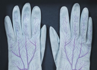 Meret Oppenheim, Gants (paire) / Handschuhe (Paar), 1985 (1942-45). Daim de chèvre
sérigraphié ; 150 ex. + 12 H.C. ; édition Parkett n° 4 ; 22 x 8,5 cm. Courtesy Galerie Levy,
Hambourg. Photo : Dirk Masbaum. © Adagp Paris, 2014.