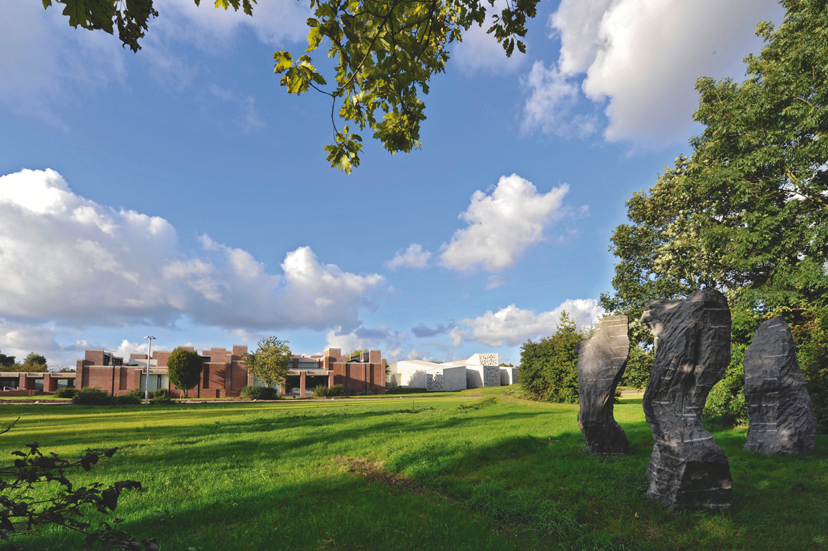 Vue du LaM et de son parc de sculptures. Au 1er plan : Eugène Dodeigne, Groupe de trois personnages, 1986. © Adagp Paris, 2012. Photo : M. Lerouge / LMCU. © Manuelle Gautrand Architecture