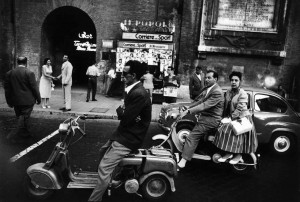 Piazzale Flaminio 1956 Stampa fotografica ai sali
d’argento © William Klein