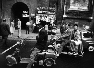 Piazzale Flaminio 1956 Stampa fotografica ai sali
d’argento © William Klein