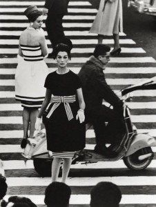 William Klein, Simone e Nina, Piazza di Spagna, Rome (Vogue), 1960 ©