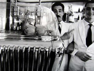William Klein, Due Camerieri (Deux serveurs), Roma, 1956 ©