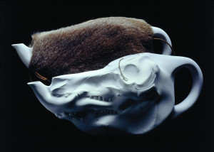 Futur archaïque, Studio Wieki Somers (Dylan van den Berg & Wieki Somers), High Tea Pot. Porcelaine, fourrure d'ondatra, acier inoxydable et cuir - 2003.