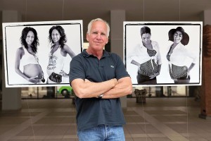 Le photographe américain Jeffrey Cardenas devant ses oeuvres au Musée des beaux-arts de Cuba