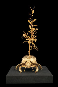 Scarabée sacré avec laurier, 2012, bronze, 38 x 42 x 80,6 cm © Pat Verbruggen / Angelos bvba