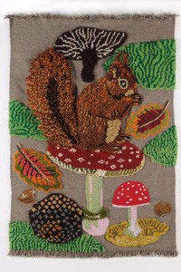 Bambi, Tapis mural tissé, rebrodé et tufté main par l’atelier Sara Telaio,
à Shkodër (Albanie), Laine, 140 x 200 cm