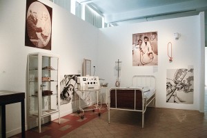 View of the exhibition room
with some experimental therapies : electroshock therapy, insulin shock therapy and lobotomy