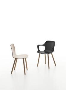 HAL Armest Chair © Jasper Morrison. Produced by Vitra © Miro Zagnoli. Materials: moiled plastic shell, wooden legs with aluminum structure