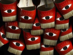 Tokio Kumagaï, circa 1989, 'Eye', sandale en cuir avec un motif d'oeil, l'extrémité de la chaussure est constituée par des poils de pinceaux. Photo: MoMu/Frédéric Uyttenhove