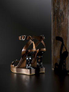 Azzedine Alaïa, P/E 2007, sandale en cuir avec talon compensé en bois et métal vernis, semelle en caoutchouc. Photo: MoMu/ Frédéric Uyttenhove