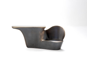 Oudjat, Console - siège d’entrée, Laiton patiné, Edition de 8 + 4, H 88 x 209 x 58 cm, 
Photo : © Karima Hajji