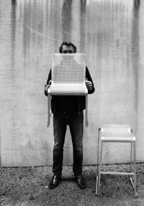 Portrait de Xavier Lust avec les chaises Oxo, Chair & barstools Family, Photo : © Kristalia