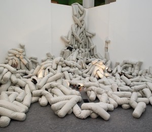 Annette Messager - Histoire de traversins -1998-2015©Marc Domage