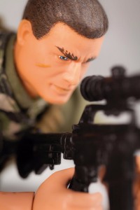 Figurine Action Man représentant
un policier, accompagné d’un berger
allemand, plastique et tissu, de
marque HASBRO, Chine, 1992-3
