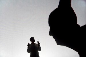 phoca_thumb_l_edgar paillettes - la manivelle theatre - photo frederic iovino 3