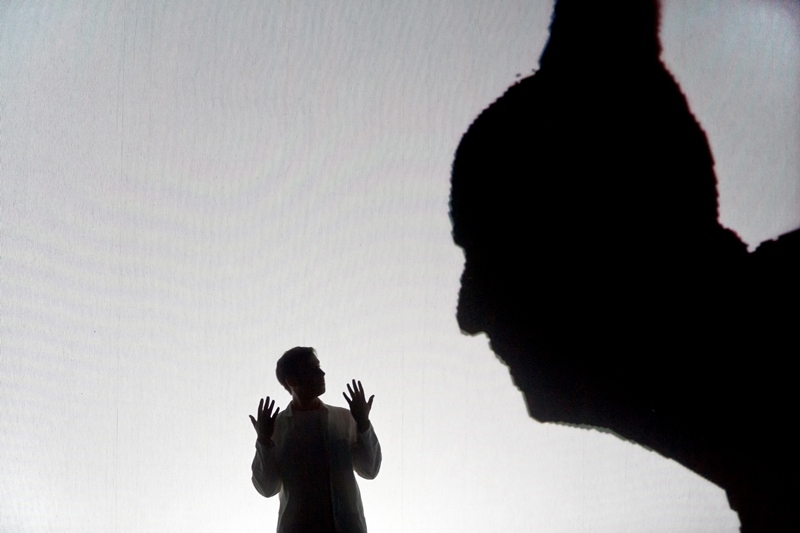 phoca_thumb_l_edgar paillettes - la manivelle theatre - photo frederic iovino 3