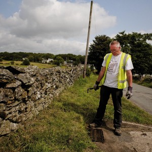 Archie Workman entretient les fossés et collectionne les bouches d’égout.
Il est fasciné par leurs formes, leur agencement et le monde qu’elles dissimulent.© Joshua Gaunt