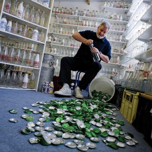 Steve Wheeler collectionne depuis 30 ans les bouteilles de lait en verre. Il a entreposé dans un «musée», au fond de son jardin, environ 20 000 pièces. © Joshua Gaunt