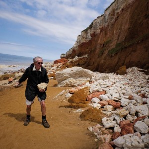 Michael Kennedy passe deux heures chaque jour à déplacer des rochers pour construire une digue.
Plus de 200 tonnes de pierres sont déjà passées entre ses mains.© Joshua Gaunt