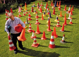 David Morgan, collectionneur de cônes de signalisation depuis 1986. Il est inscrit dans le livre Guinness des records. © Joshua Gaunt