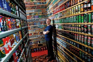 Nick West possède 87 000 canettes de bière issues du monde entier. Certaines datent de 1935. © Leland Carlson