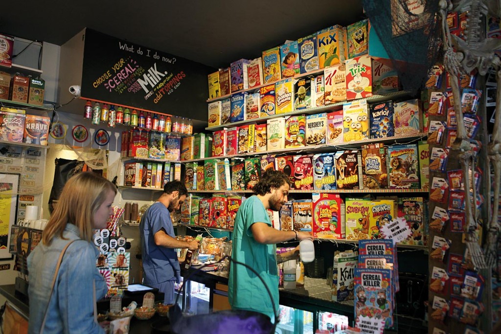 Le Cereal Killer Cafe, bar à corn flakes attaqué par Class War.
