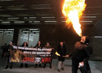 Class War en pleine action sur le parvis du White Cube (galerie d’art créée par le multimillionnaire Jay Jopling). 