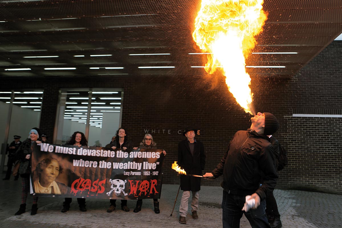 Class War Class War en pleine action sur le parvis du White Cube (galerie d’art créée par le multimillionnaire Jay Jopling). Class War en pleine action sur le parvis du White Cube (galerie d’art créée par le multimillionnaire Jay Jopling).