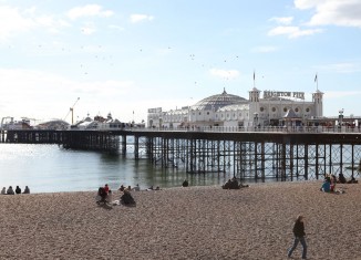 La jetée de Brighton, située sur la côte sud, a été aménagée en complexe de loisirs au cours des années 1920
(théâtres, cinémas, salles de concert, manèges et jeux d’arcade).