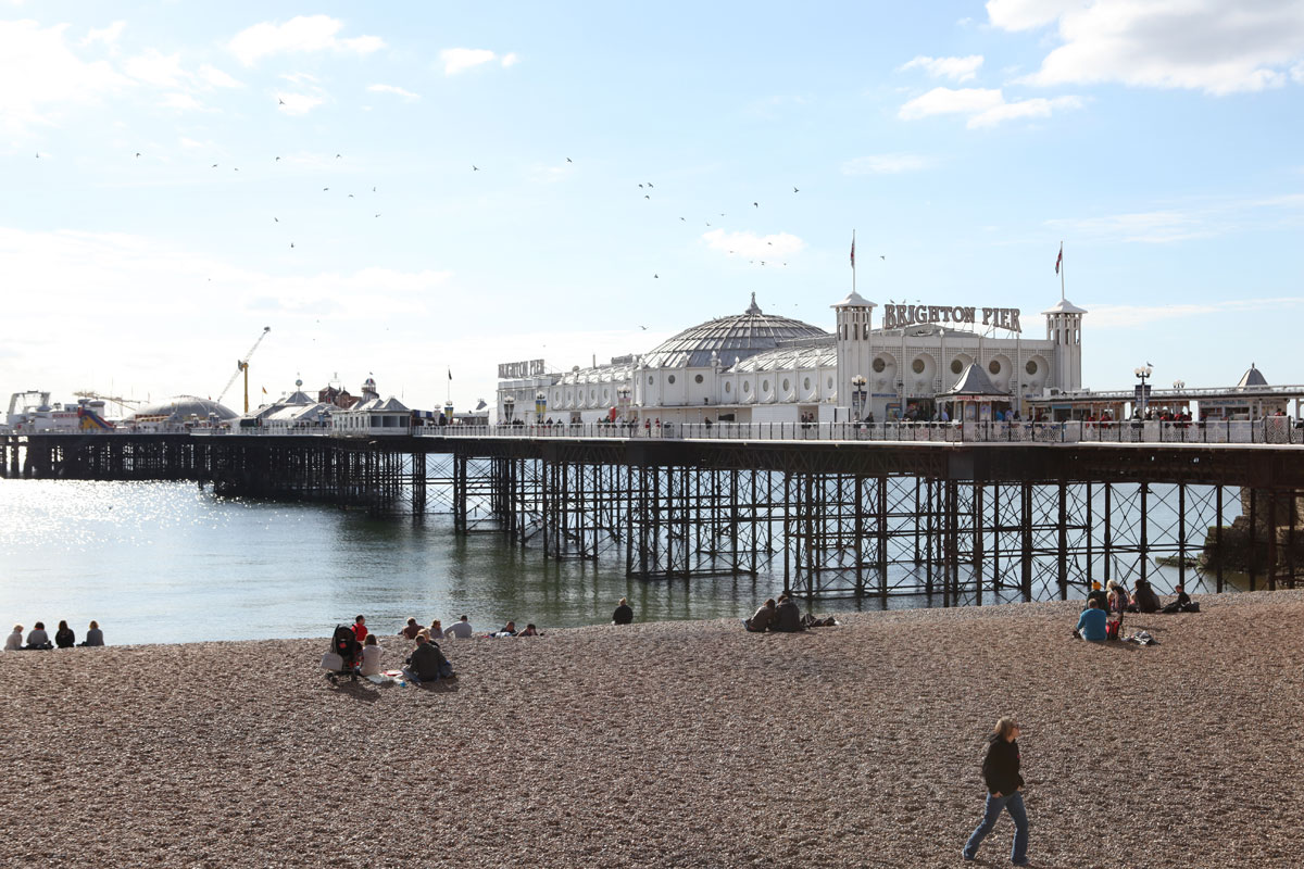 Brighton La jetée de Brighton, située sur la côte sud, a été aménagée en complexe de loisirs au cours des années 1920
(théâtres, cinémas, salles de concert, manèges et jeux d’arcade). La jetée de Brighton, située sur la côte sud, a été aménagée en complexe de loisirs au cours des années 1920
(théâtres, cinémas, salles de concert, manèges et jeux d’arcade).