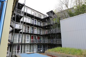 Ces constructions sociales low cost ont été inaugurées en décembre 2013. Soit 36 containers superposés avec cuisine, dortoir et toilettes.