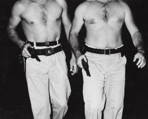 Deux officiers de police qui ont plongé dans le fleuve Hudson pour sauver Donna Landon, New York, 20 juillet 1941.
