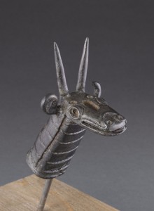 Tête de Mushushshu, animal du dieu Marduk Mésopotamie Époque néo-babylonienne, vers 1000-539 avant J.-C.  Bronze Paris, musée du Louvre © RMN-Grand Palais (musée du Louvre) / Franck Raux