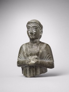 Statuette de femme dite « Dame à l'écharpe » Tello (ancienne Girsu) Époque néo-sumérienne, vers 2150-2000 avant J.-C. Chlorite Paris, musée du Louvre © Musée du Louvre, dist. RMN - Grand Palais / Thierry Ollivier