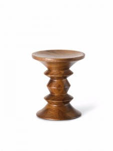 Eames, Charles & Ray, Walnut stool, 1960, Herman Miller, Vitra, bois massif Des livres, © Charles & Ray Eames © Vitra