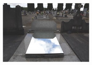 Mathieu Maxence, Miroir sur tombe, cimetière de Gilly, 2015