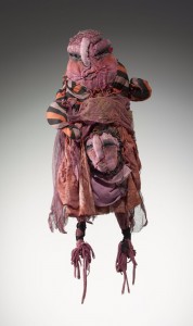 Sans titre, 1977-78. Tissus
et teinture ; 59 x 36 x 11
cm. Photo : La Fabuloserie,
Dicy © Michel Nedjar, 2016