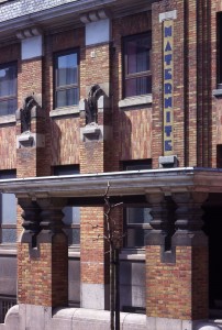 Jean-Baptiste Dewin, détail de la façade de la maternité d’Ixelles, 22-26 rue Léon Cuissez, 1930. (Art déco)