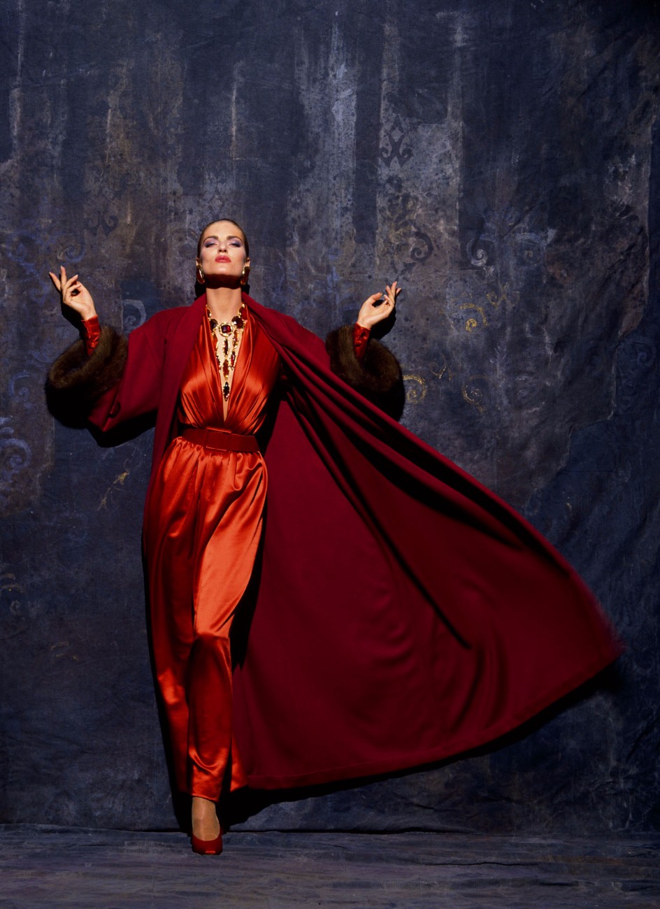 Hubert de Givenchy Ensemble du soir robe en-satin-et-manteau-en-cachemire-et-zibeline,-Hubert-de-Givenchy,-hiver 1991 © Skrebneski photography Ensemble du soir robe en-satin-et-manteau-en-cachemire-et-zibeline,-Hubert-de-Givenchy,-hiver 1991 © Skrebneski photography