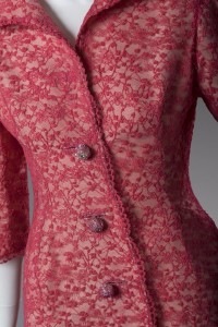 Détail d’un déshabillé du soir en dentelle Leavers sur fond de faille, hiver 1963©Collection Cité de la dentelle et de la mode, Photo Luc Castel
