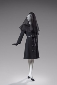 Manteau en lainage ayant été porté par la Duchesse de Windsor aux funérailles du Duc de Windsor,1972©Givench Photo Luc Castel