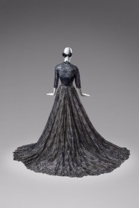 Robe de bal en dentelle Chantilly et satin et boléro assorti, 1952©Givenchy, Photo Luc Castel