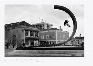 Silas Baxter Neal sur une sculpture de Zulmiro de Carvalho, photo : Dave Chami, 2012, Lisbonne