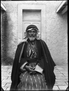 Ibrahim al-Toual, de la tribu chrétienne des ‘Azeizat, à Mâdabâ
Jérusalem, 1905
Photographie
© Ecole biblique d’archéologie française, Paris