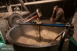 Christophe Caron, chef distillateur chez Persyn, devant la cuve de brassage.