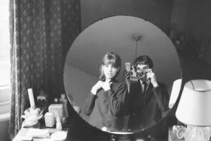 Deux-poseurs,-1964,-Photo-de-Jane-et-d’Andrew-©-Andrew-Birkin