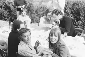 Serge-divertissant-Jane-et-Régine-lors-d’un-déjeuner,-1969-©-Andrew-Birkin